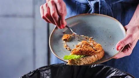een foto dat iemand eten weggegooid terwijl dat helemaal niet hoeft omdat het nog eetbaar is